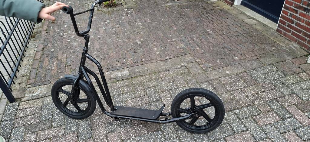 Zwarte step met 16 inch luchtbanden, Fietsen en Brommers, Steps, Ophalen, Gebruikt, Gewone step, Onbekend