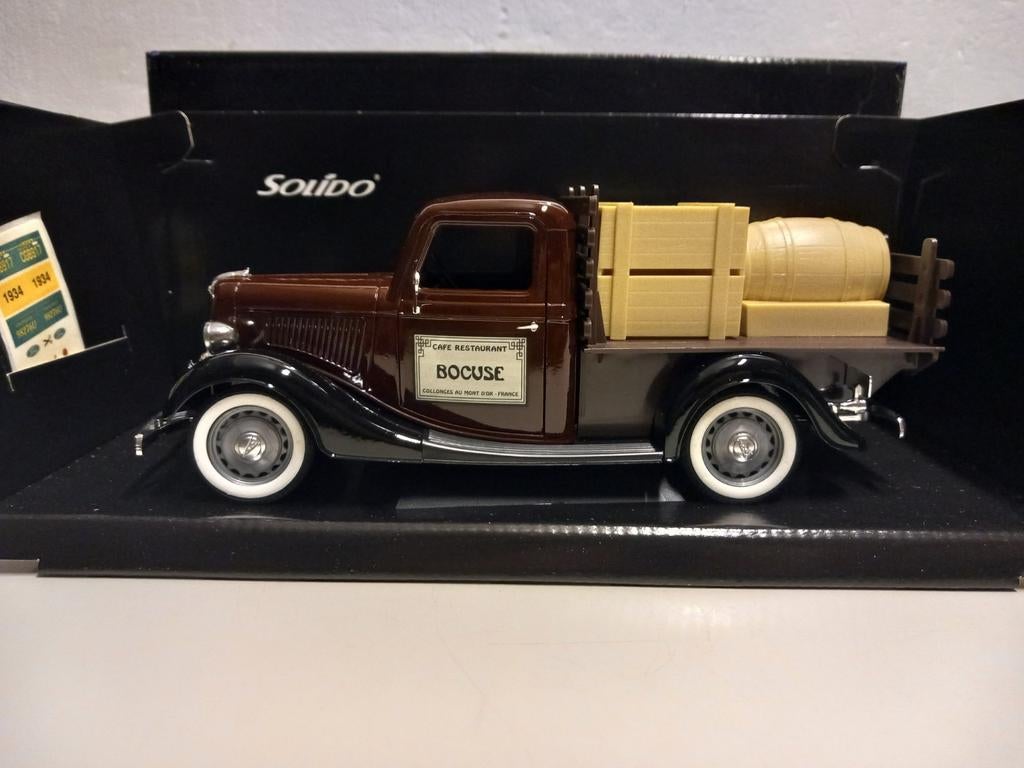 Ford V8 pick up bordeaux 1934 Solido 1:17 KRD, Ophalen of Verzenden, Zo goed als nieuw, Auto, Solido