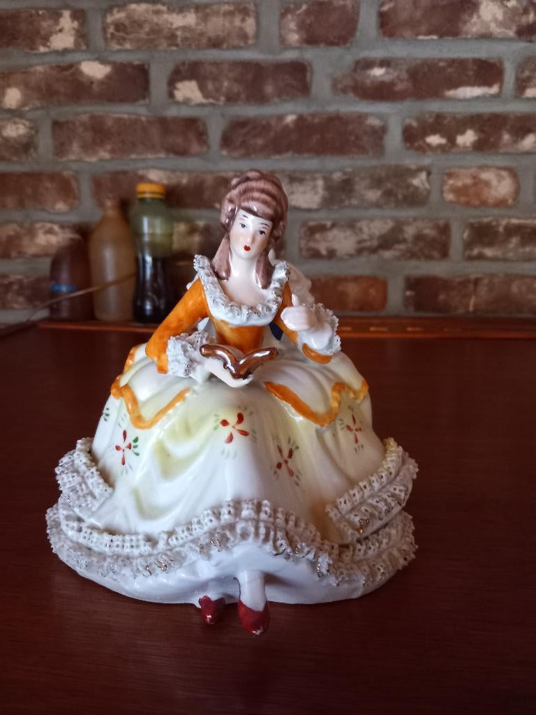 Vintage porseleinen rococo kantbeeldje Dame met boek, Ophalen