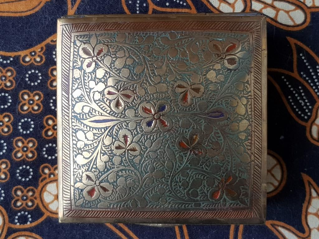 Mooi antiek Oosters doosje van bewerkt koper 8,2 cm., Ophalen of Verzenden, Koper