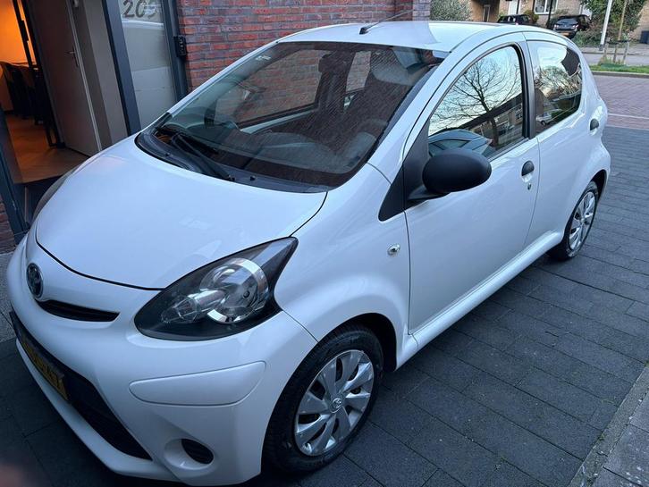 Toyota Aygo 1.0 12V Vvt-i 5DRS 2013 Wit airco nieuwe banden, Auto's, Toyota, Particulier, Aygo, Airbags, Airconditioning, Elektrische ramen