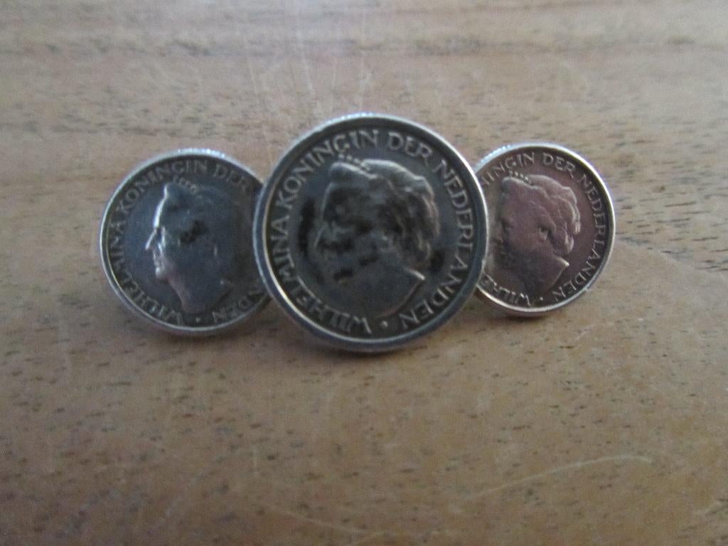 Broche gemaakt van 2x 10 cent en 1x 25 cent, Ophalen of Verzenden, Gebruikt, Zilver, Overige materialen