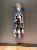 Skateboard met Donald Duck in Louis Vuitton-pak, Antiek en Kunst, Ophalen of Verzenden
