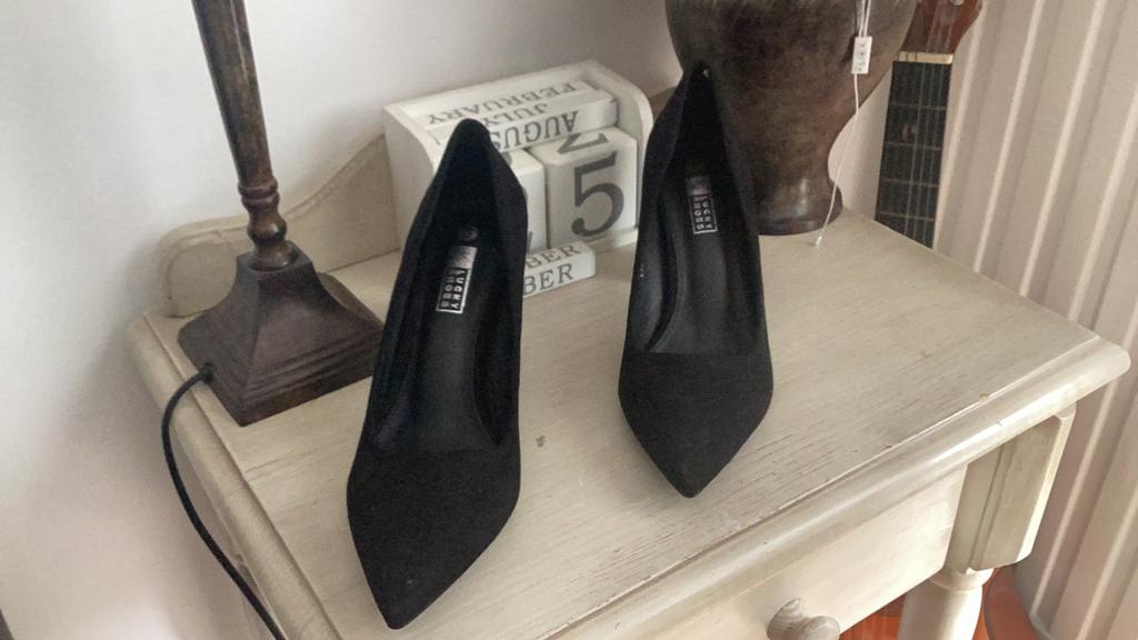 Lucky  Choes suwiede mooie pups maat 40., Kleding | Dames, Schoenen, Ophalen of Verzenden, Zo goed als nieuw, Zwart, Sneakers of Gympen