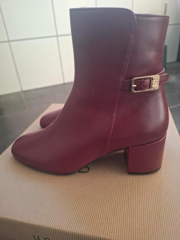 Prachtige NIEUWE donkerrode enkellaarsjes van HÖGL, mt 37, Kleding | Dames, Schoenen, Nieuw, Rood, Ophalen of Verzenden