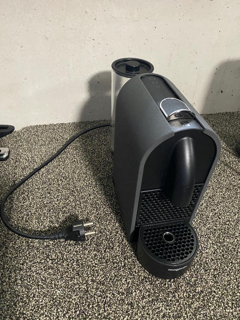 Nespresso, Witgoed en Apparatuur, Koffiezetapparaten, Zo goed als nieuw, Koffiepads en cups, Koffiemachine, Afneembaar waterreservoir