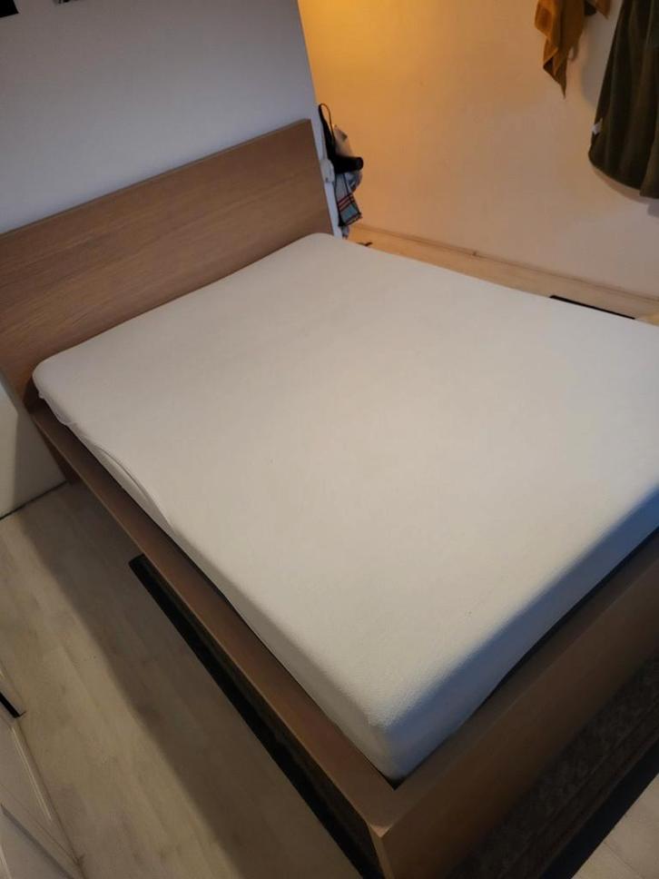 Malm IKEA bed, Huis en Inrichting, Slaapkamer | Bedden, Zo goed als nieuw, Tweepersoons, 140 cm, 200 cm, Hout, Bruin, Ophalen of Verzenden