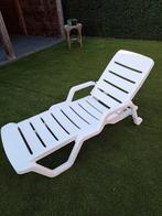 Comfortabel wit kunststof ligbed, Tuin en Terras, Ligbedden, Ophalen, Gebruikt, Kunststof, Verstelbaar