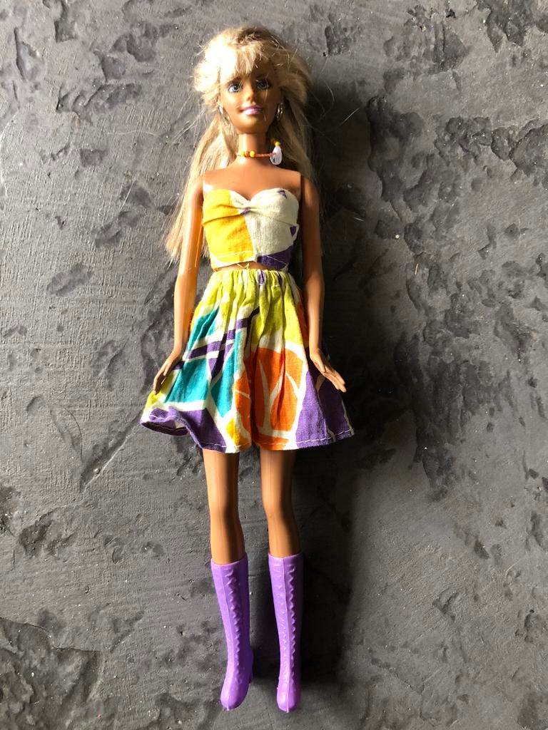 Barbie mattel in  vintage boho outfit 90 er jaren, Verzamelen, Ophalen of Verzenden, Zo goed als nieuw, Fashion Doll