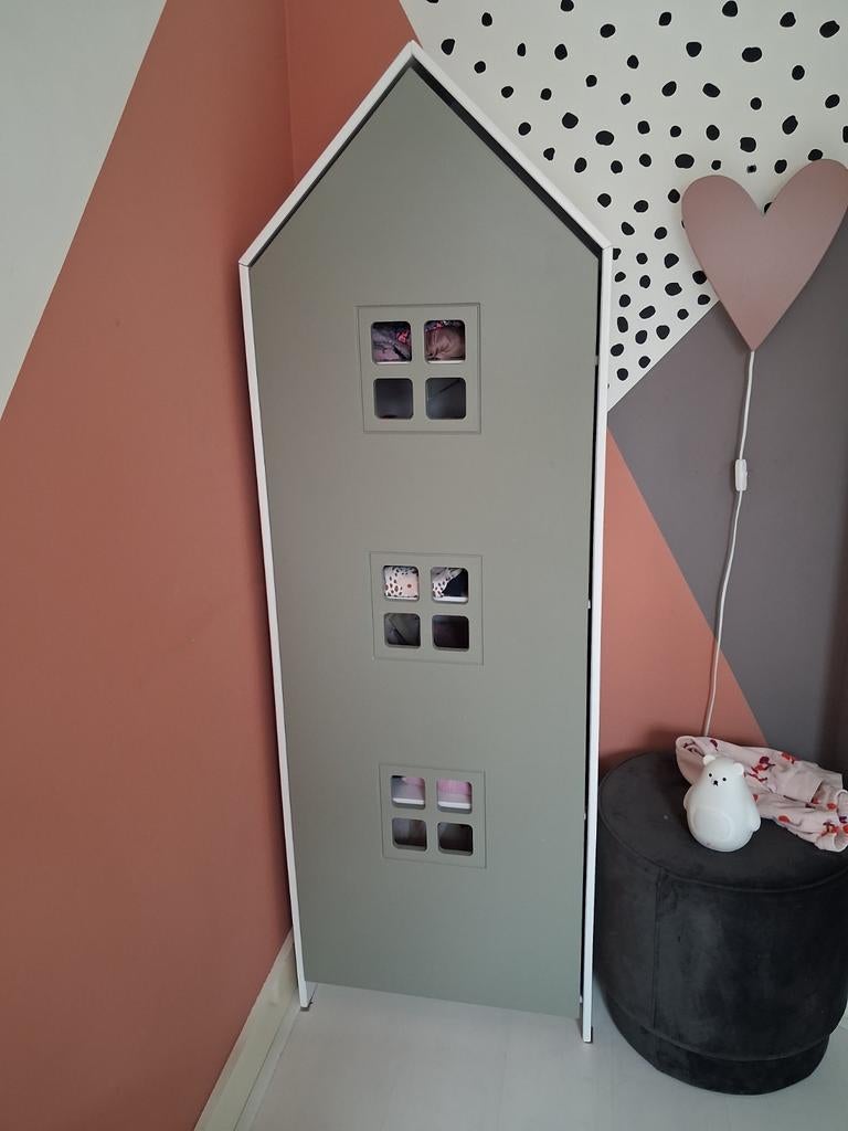 Kast vogelhuis, 2 jaar oud. Deur moet even vastgezet worden., Ophalen