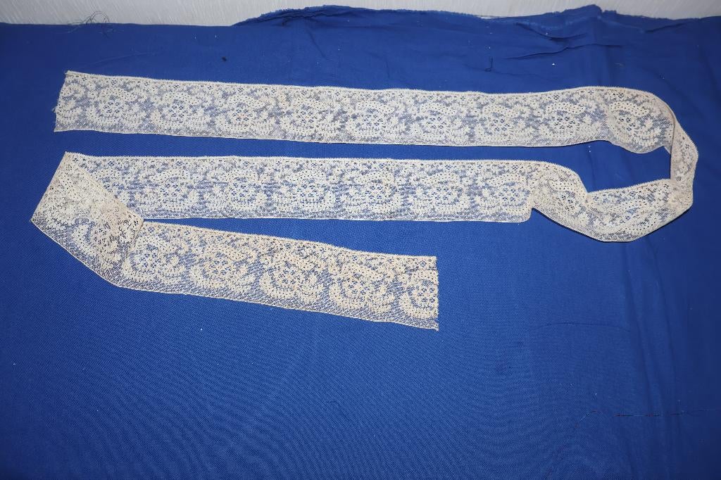 lange  en brede strook antiek mutsenkant; klederdracht, Ophalen of Verzenden