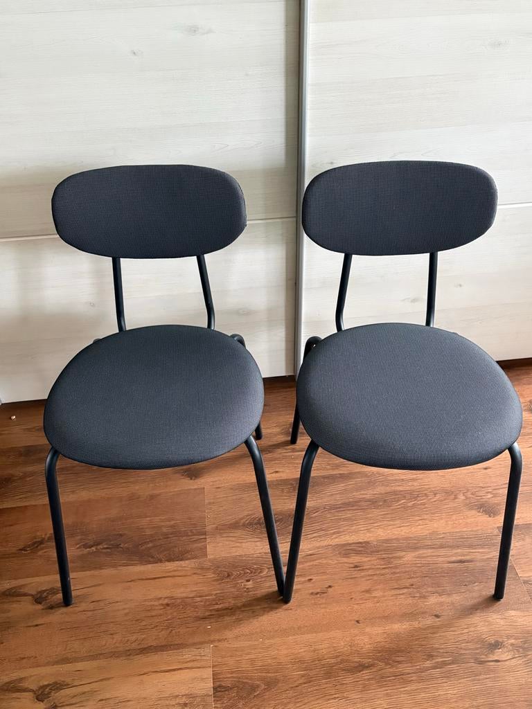 2x Nieuwe Ikea Stoeltjes - Donkergrijs met retro onderstel, Huis en Inrichting, Stoelen, Gebruikt, Twee, Retro, modern, simplistisch, minimalistisch