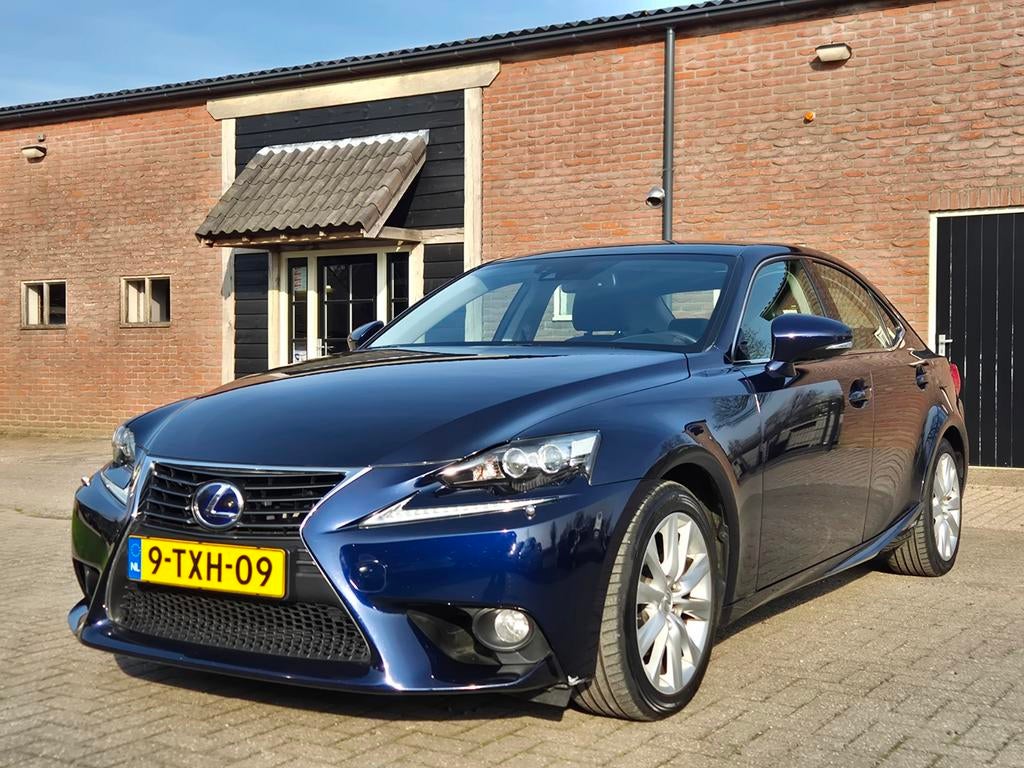 Lexus IS 300H 2.5 Hybrid CVT 2014 Blauw I Camera I Dealer on, Auto's, Lexus, 181 pk, Blauw, Leder en Stof, 23 km/l