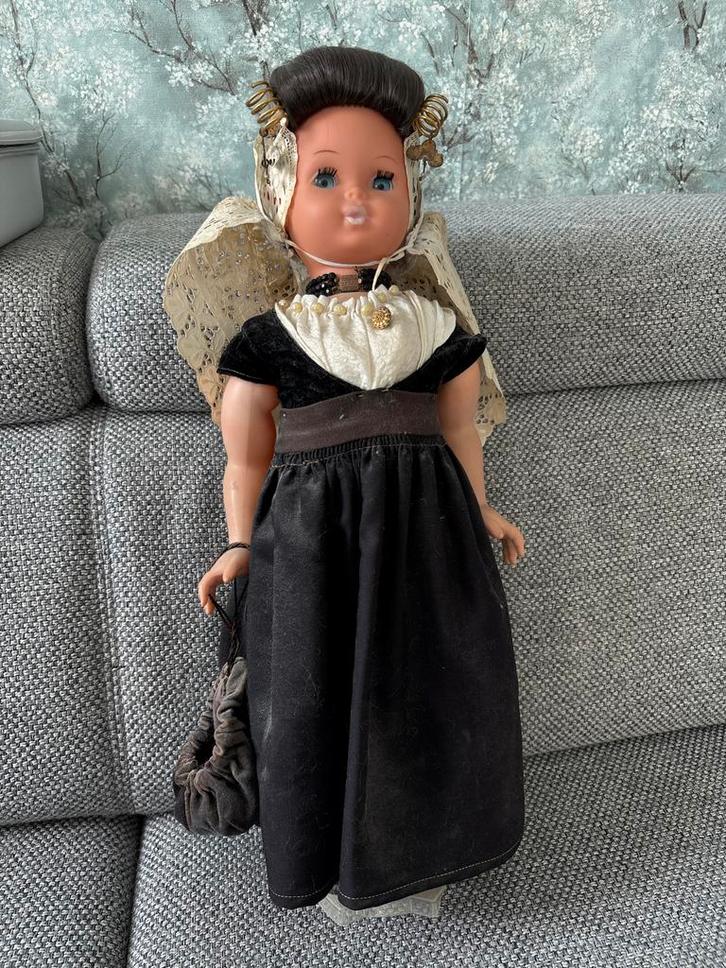 Pop in Zeeuwse klederdracht - Elastiek armen los, Kinderen en Baby's, Speelgoed | Poppen, Gebruikt, Overige typen, Ophalen of Verzenden