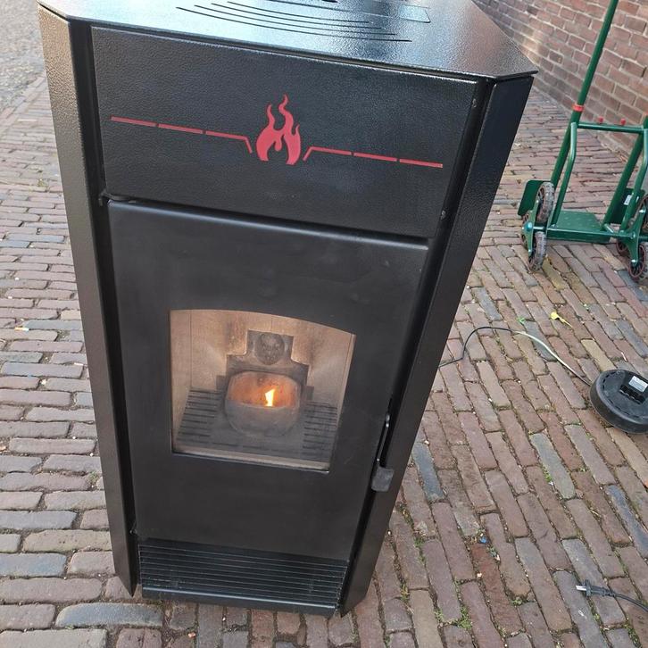 Pelletkachel met unieke vloerblazer 13 kwh., Huis en Inrichting, Kachels, Zo goed als nieuw, Pelletkachel, Overige brandstoffen