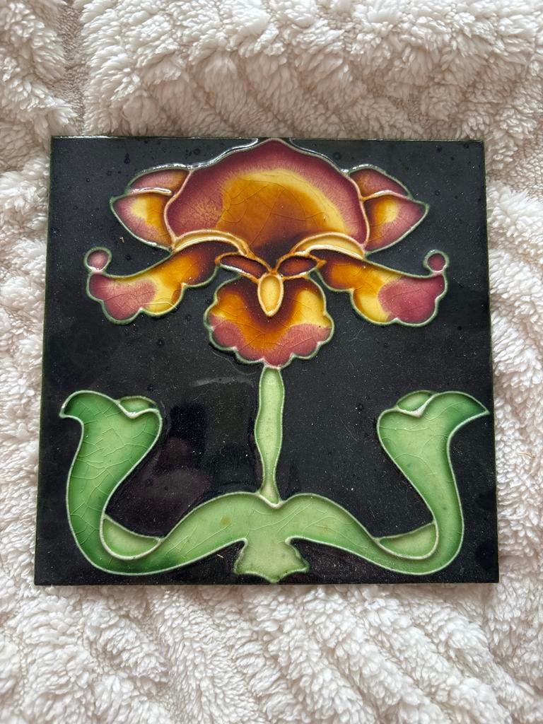 Twee wandtegels met bloemmotief art nouveau, Antiek en Kunst, Ophalen of Verzenden