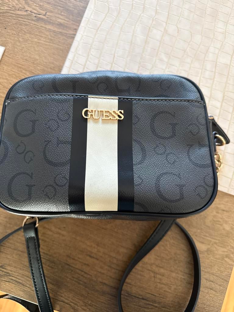 Stijlvolle Guess Schoudertas - Zwart met Wit Detail, Sieraden, Tassen en Uiterlijk, Tassen | Damestassen, Ophalen, Zo goed als nieuw