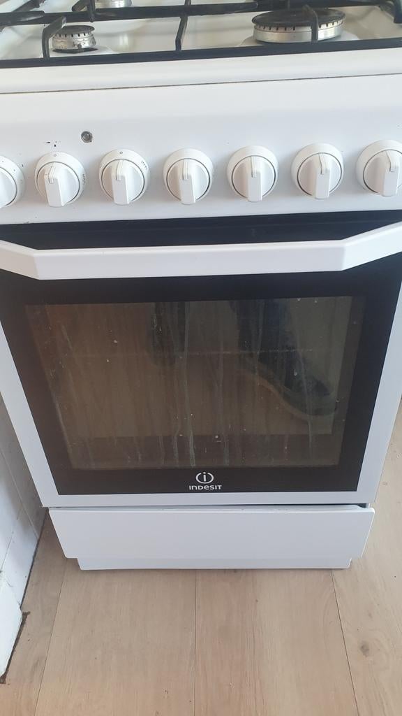 Indesit Vrijstaand Gasfornuis met Oven - Wit, Zo goed als nieuw, Gas, 85 tot 90 cm, 4 kookzones