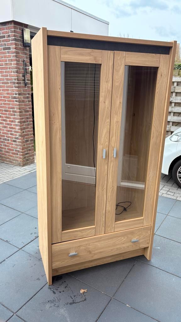 Gratis, Glazen vitrinekast met lade - Eikenhout look, Huis en Inrichting, Ophalen, Gebruikt, 50 tot 100 cm, Met lade(s)