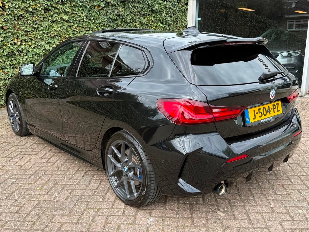 BMW 1-serie 118i High Executive M-Sport | Pano | Leder | Har, Gebruikt, Zwart, Bedrijf, 3 cilinders