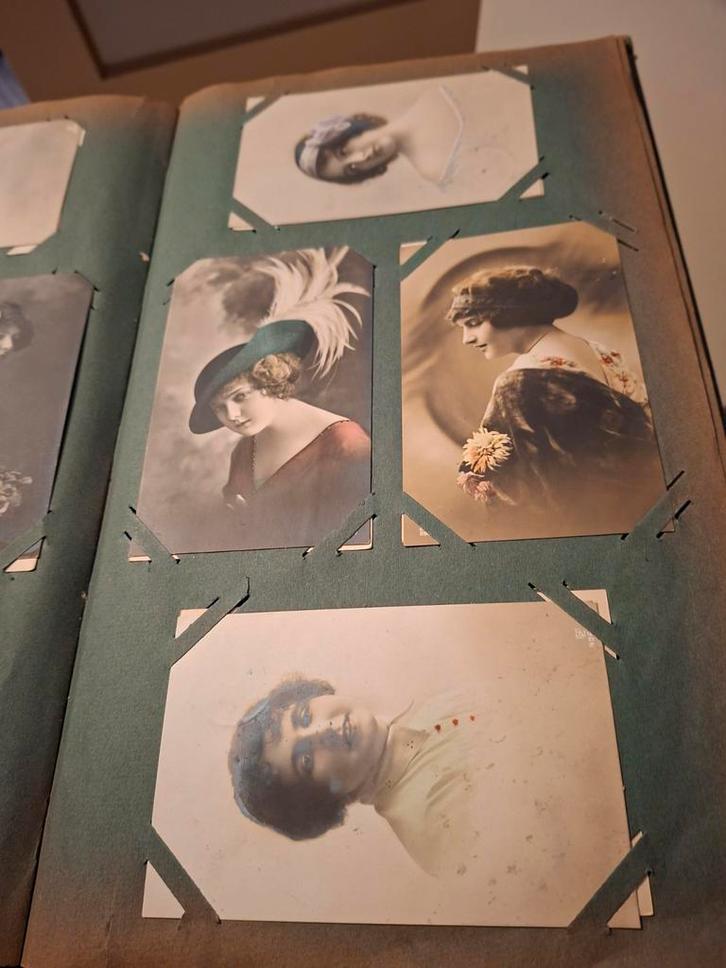 Oud fotoalbum met diverse foto's van vrouwen, Verzamelen, Foto's en Prenten, Gebruikt, Prent, Overige onderwerpen, Voor 1940, Ophalen of Verzenden