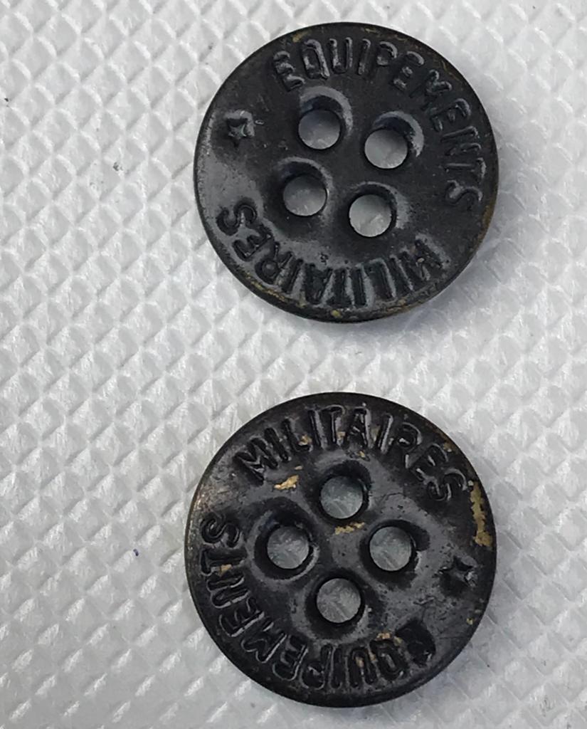Knopen Militaires Equipments - 2 stuks, Verzamelen, Militaria | Algemeen, Ophalen of Verzenden, Overige soorten, Overige gebieden