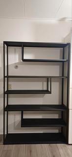 Zwart metalen kast met asymmetrische planken, Ophalen, 50 tot 100 cm, Zo goed als nieuw, Metaal