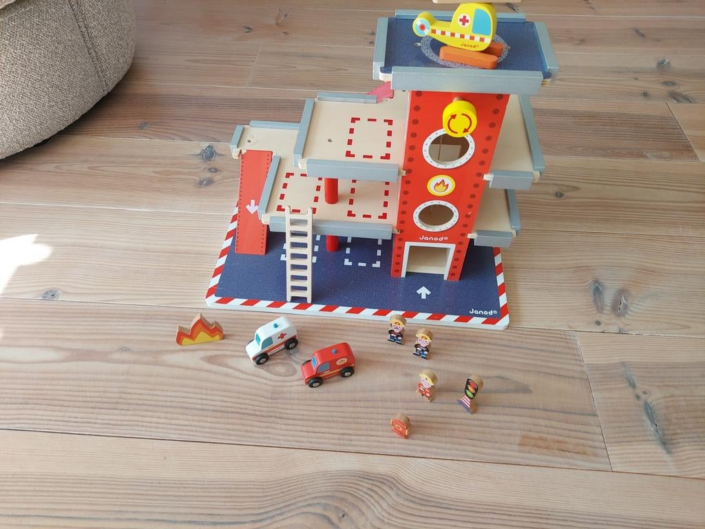 Brandweerkazerne van hout - Janod Zgan!, Kinderen en Baby's, Speelgoed | Houten speelgoed, Ophalen, Zo goed als nieuw