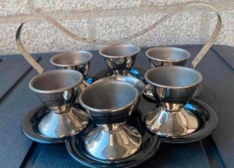 Eierrekje met 6 metalen eierdopjes:zoutv.op blad. D.17 cm, Huis en Inrichting, Keuken | Keukenbenodigdheden, Ophalen of Verzenden