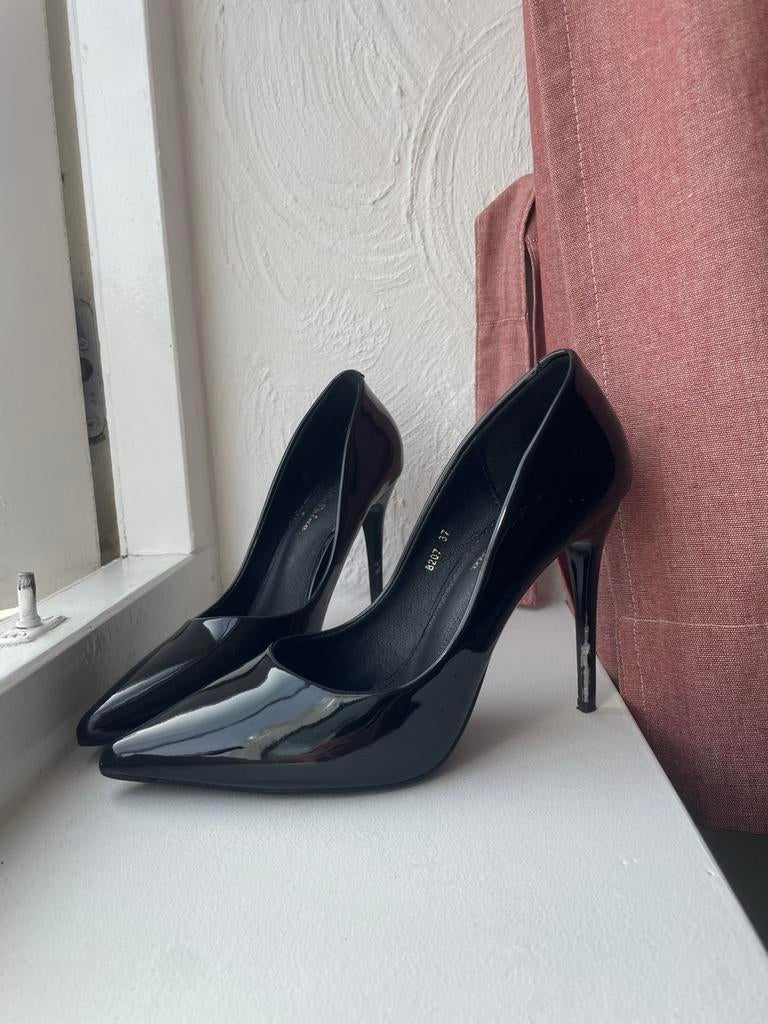Zwarte stiletto pumps, Kleding | Dames, Schoenen, Pumps, Verzenden, Zwart, Gedragen