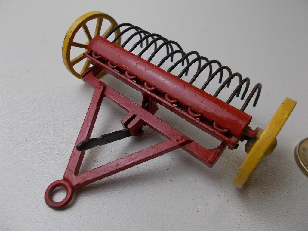 1954 Dinky Toys 324 HAY RAKE (Met werkend Hoog/laag systeem), Ophalen of Verzenden, Gebruikt, Tractor of Landbouw, Dinky Toys