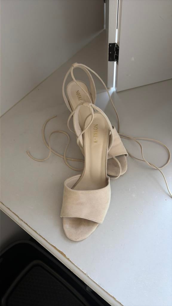 Notre V sandalen maat 42, Kleding | Dames, Schoenen, Beige, Zo goed als nieuw, Sandalen of Muiltjes, Ophalen of Verzenden