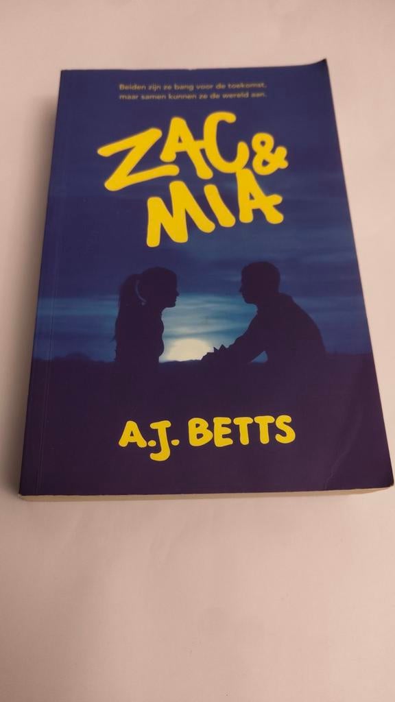 Zac & Mia - A.J. Betts - Young Adult Roman, Ophalen of Verzenden, Zo goed als nieuw, A.J. Betts, Europa overig