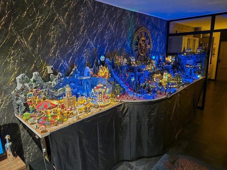 Te koop zeer groot mooi kerstdorp zeer compleet., Diversen, Kerst, Ophalen