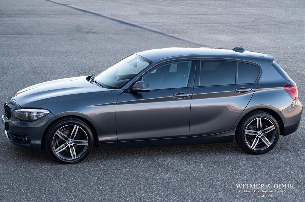 BMW 1-serie 118i Sportstoelen, M-stuur NL-auto (bj 2019), Auto's, Gebruikt, Zwart, LED verlichting, Bedrijf