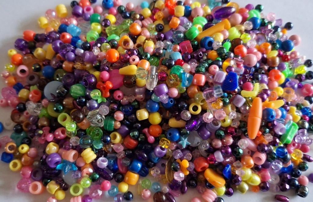 Partij Ruim 1,5 kilo kleurige kunstof kralen, Verzenden, Nieuw, Kraal