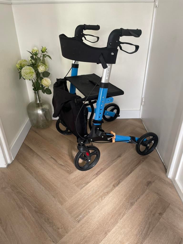 Rolstoel / rollator te koop - in goede staat, Diversen, Ophalen, Inklapbaar, Zo goed als nieuw, Duwrolstoel
