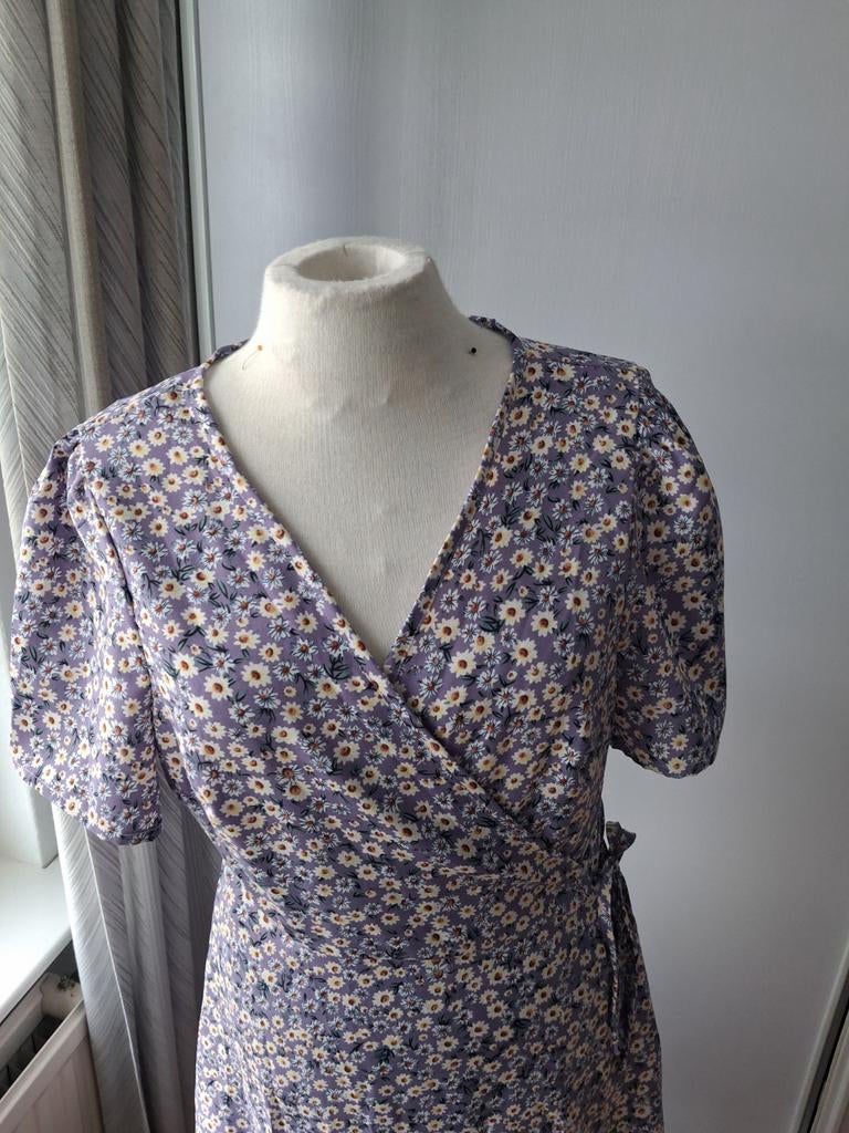 SHEIN OVERSLAG JURK MAAT L LILA KLEUR MET BLOEMEN, Paars, Maat 42/44 (L), Ophalen of Verzenden, Zo goed als nieuw