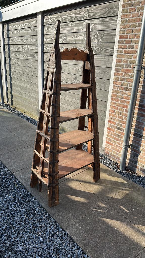 Ladder kast gemaakt van Indiase ossenkar, Ophalen