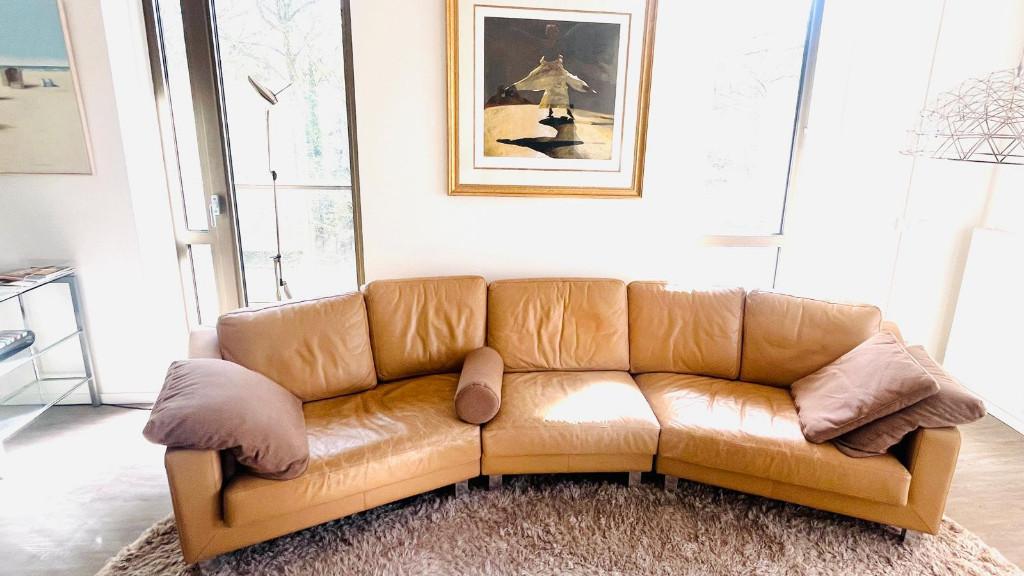 Bank LEOLUX leer 5 zits desert beige, Huis en Inrichting, Ophalen, Gebruikt, 300 cm of meer, Organisch modern design; tijdloze uitstraling