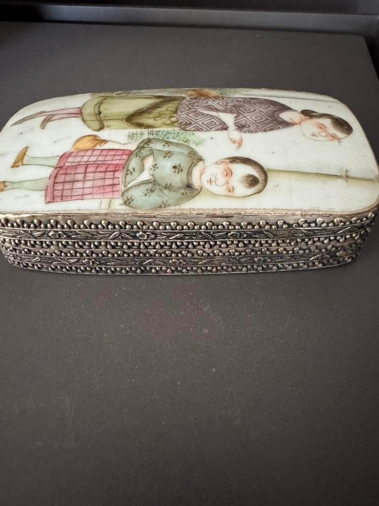 Chinese beschilderde ( porseleinen)doos met figuren, Antiek en Kunst, Antiek | Woonaccessoires, Verzenden