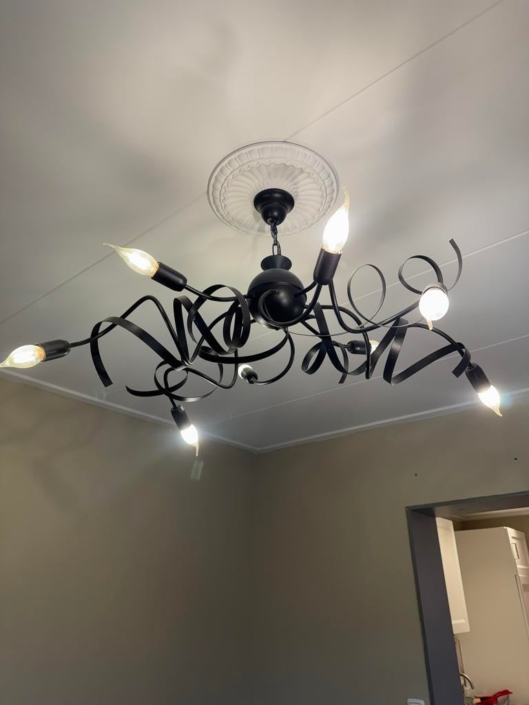 Zwarte metalen hanglamp met krullen, Ophalen of Verzenden, Zo goed als nieuw, Metaal, 50 tot 75 cm