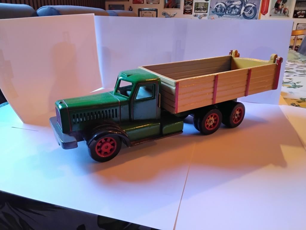 Houten vrachtwagen, Hobby en Vrije tijd, Modelauto's | 1:32, Ophalen of Verzenden, Bus of Vrachtwagen, Overige merken