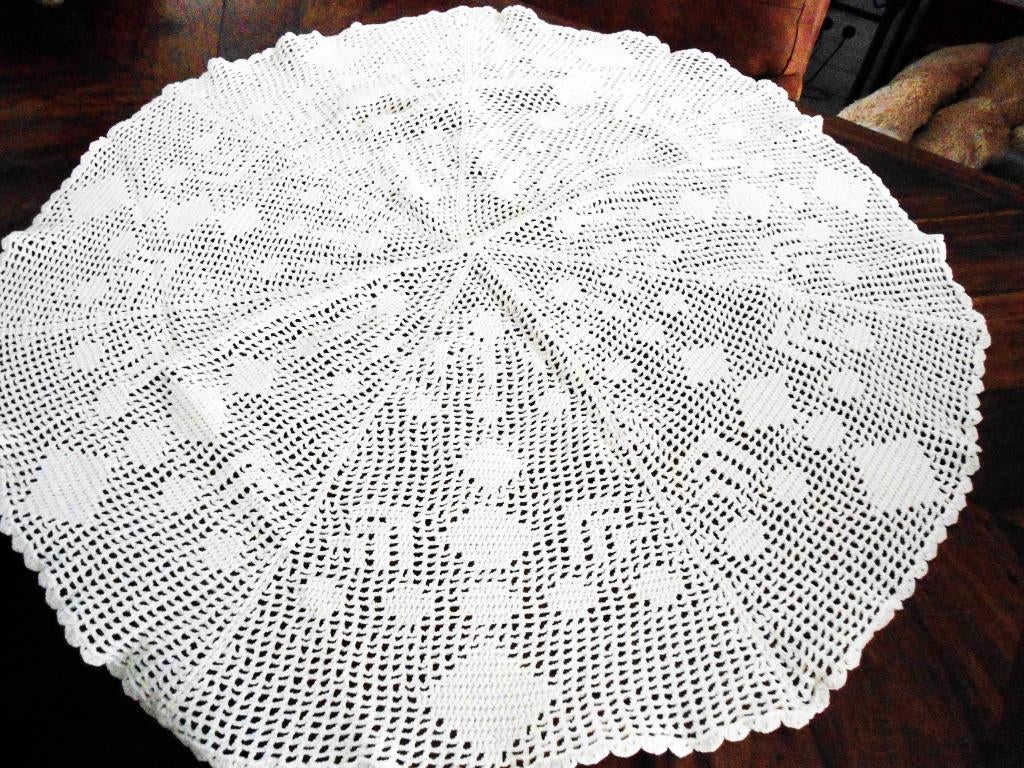 Vintage hand gehaakt tafelkleed rond doorsnede 96 cm., Antiek en Kunst, Antiek | Kleden en Textiel, Ophalen