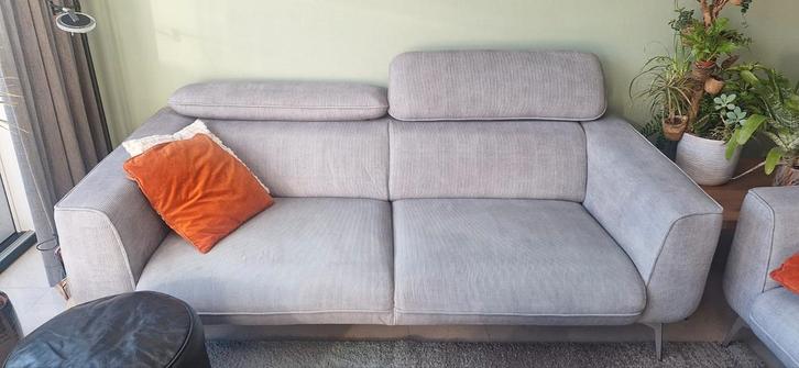 2 banken: 2 en 2,5 zits grijs. Merk: Xooon, Huis en Inrichting, Banken | Bankstellen, Zo goed als nieuw, Rechte bank, Vierpersoons of meer