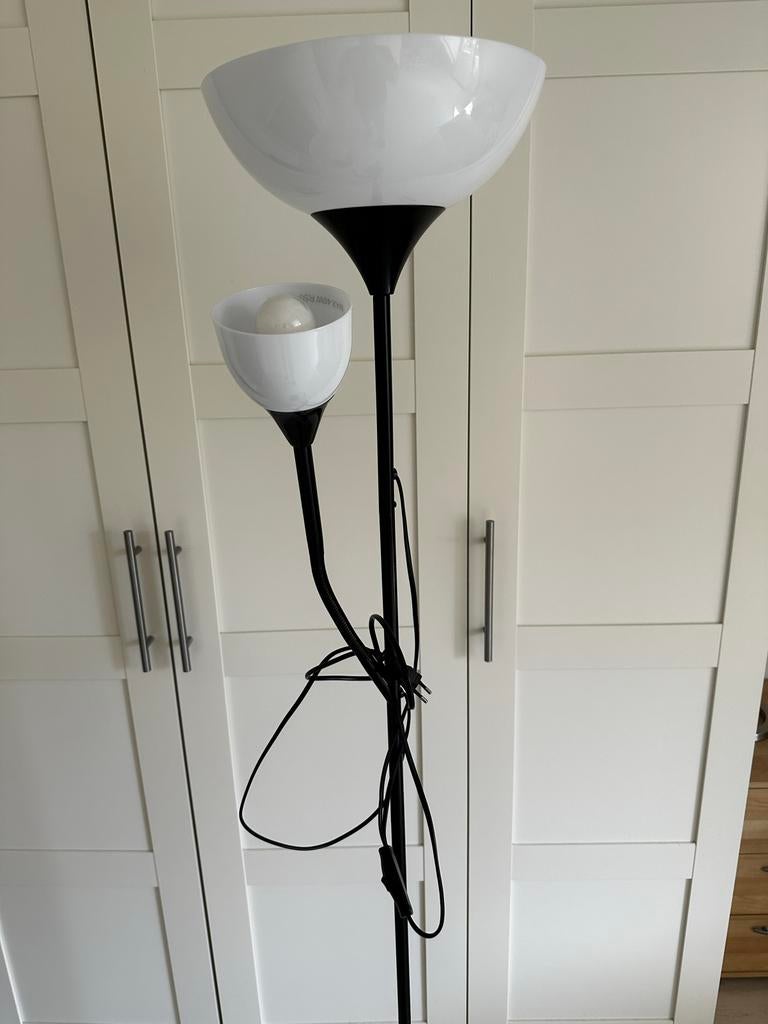 IKEA vloerlamp met leeslamp - Zwart/Wit, Huis en Inrichting, Lampen | Vloerlampen, Ophalen, Gebruikt, Kunststof, 150 tot 200 cm