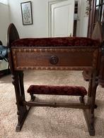 Antieke bidstoel met fluwelen bekleding en houtsnijwerk, Ophalen