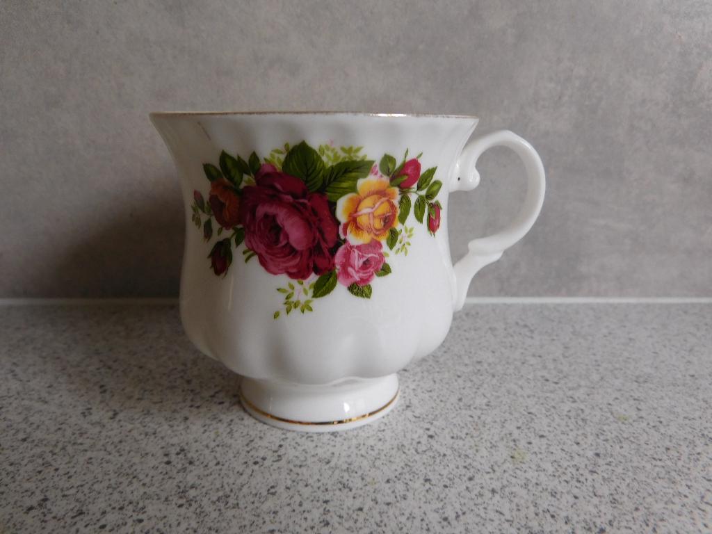 Kopje Fine Bone China English Rose Royal Southampton, Ophalen of Verzenden, Zo goed als nieuw, Porselein, Kop en/of schotel