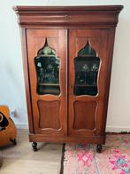 Antieke houten vitrinekast met glazen deuren, Ophalen