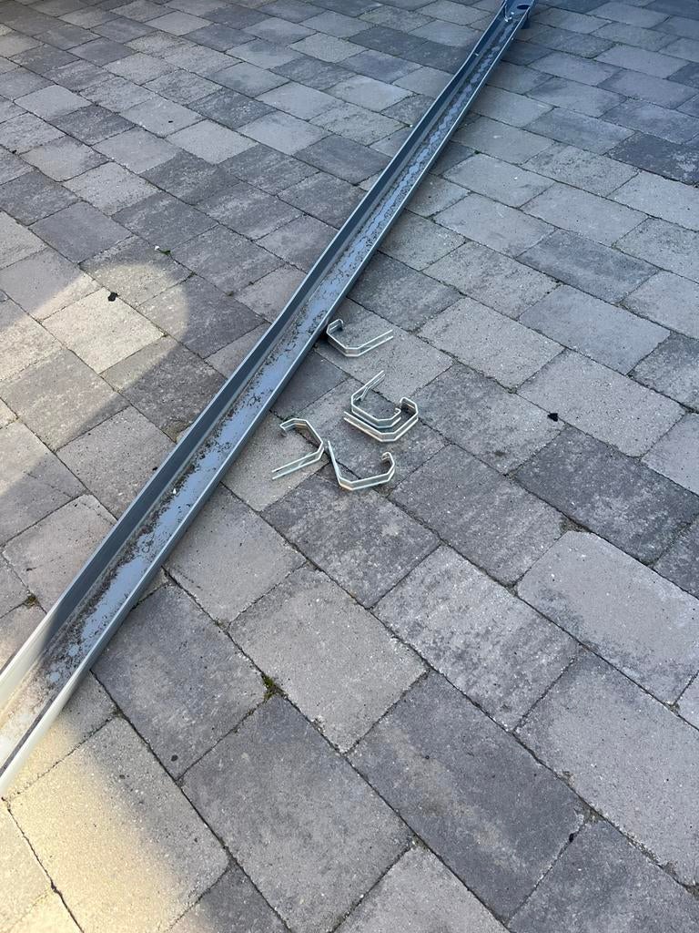 3m dakgoot en ophangbeugels, Doe-het-zelf en Verbouw, Buizen en Afvoer, Ophalen, Pvc, Zo goed als nieuw, 80 mm of meer